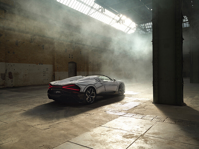 Bugatti вручную выводит цифровую графику на W16 Mistral Blanc Éternel