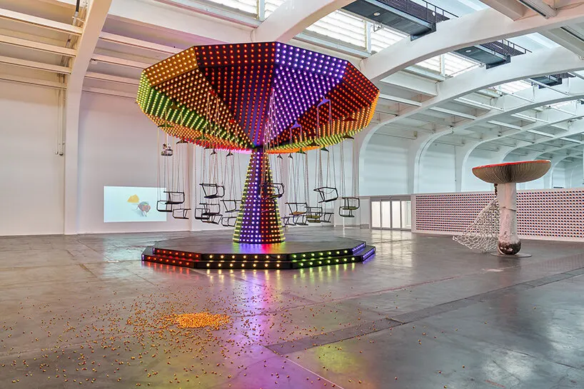 Carsten Höller показал в Пекине выставку «Two» с двумя параллельными версиями экспозиции