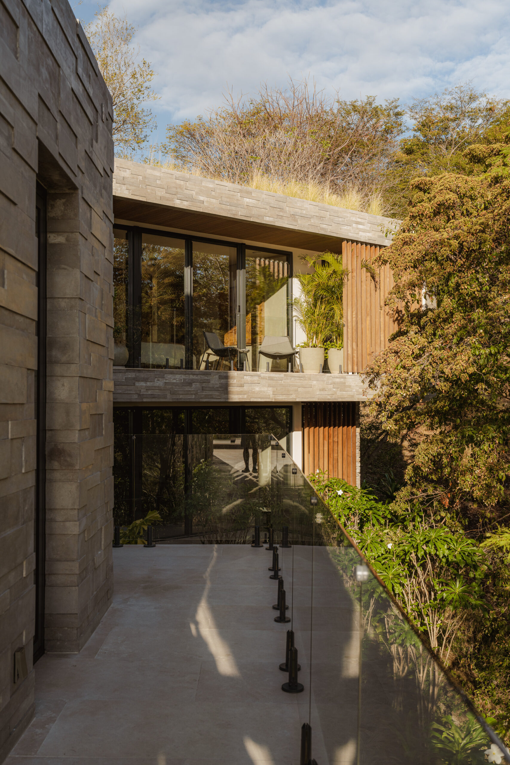 Casa Continuum / Inverse Project: дом, встроенный в склон тропического холма в Коста-Рике