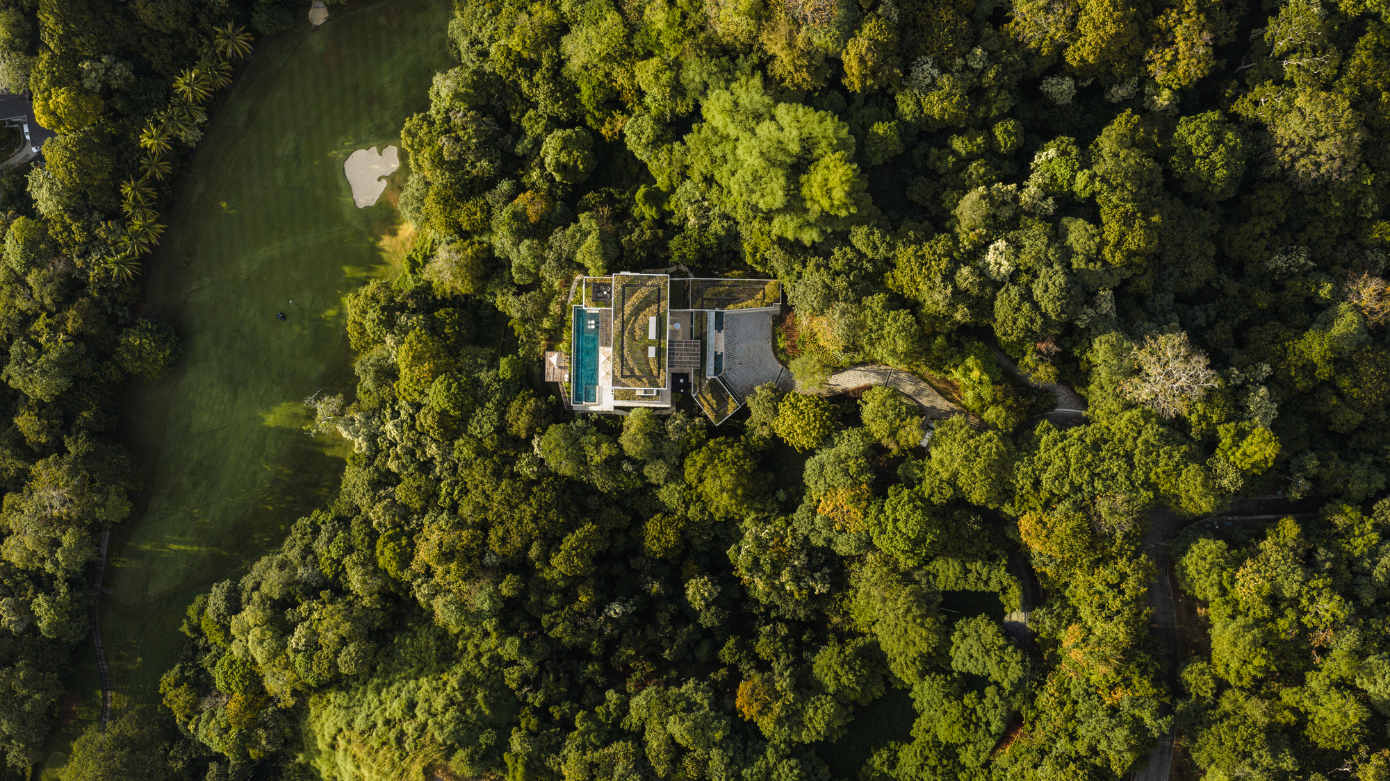 Casa Continuum / Inverse Project: дом, встроенный в склон тропического холма в Коста-Рике