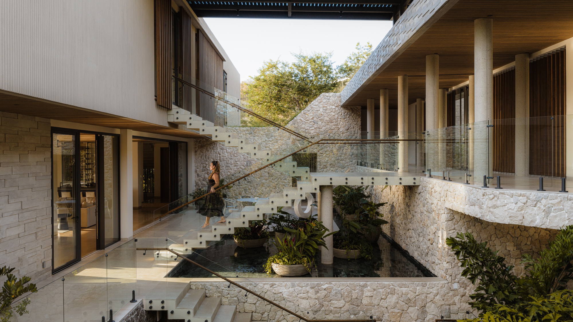 Casa Continuum / Inverse Project: дом, встроенный в склон тропического холма в Коста-Рике