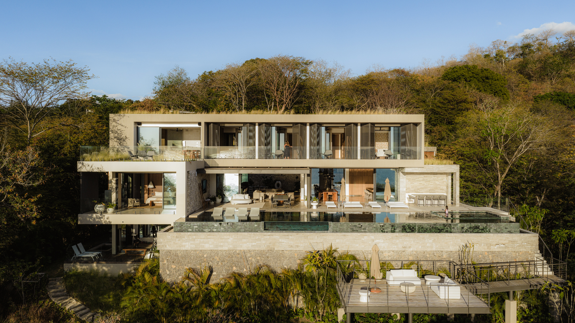 Casa Continuum / Inverse Project: дом, встроенный в склон тропического холма в Коста-Рике