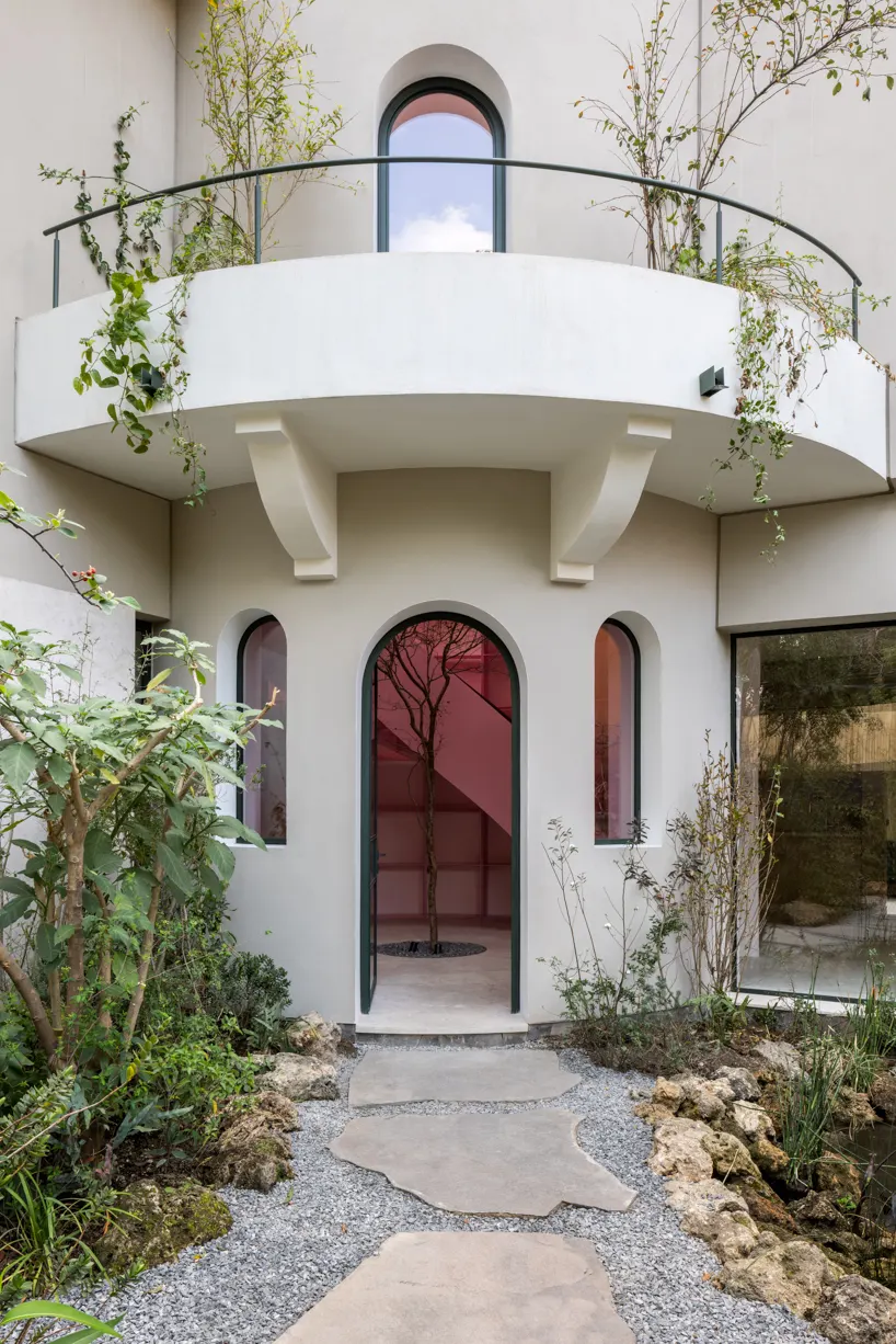 Casa Kiki: реконструкция дома 1937 года с розовой башней в Мехико