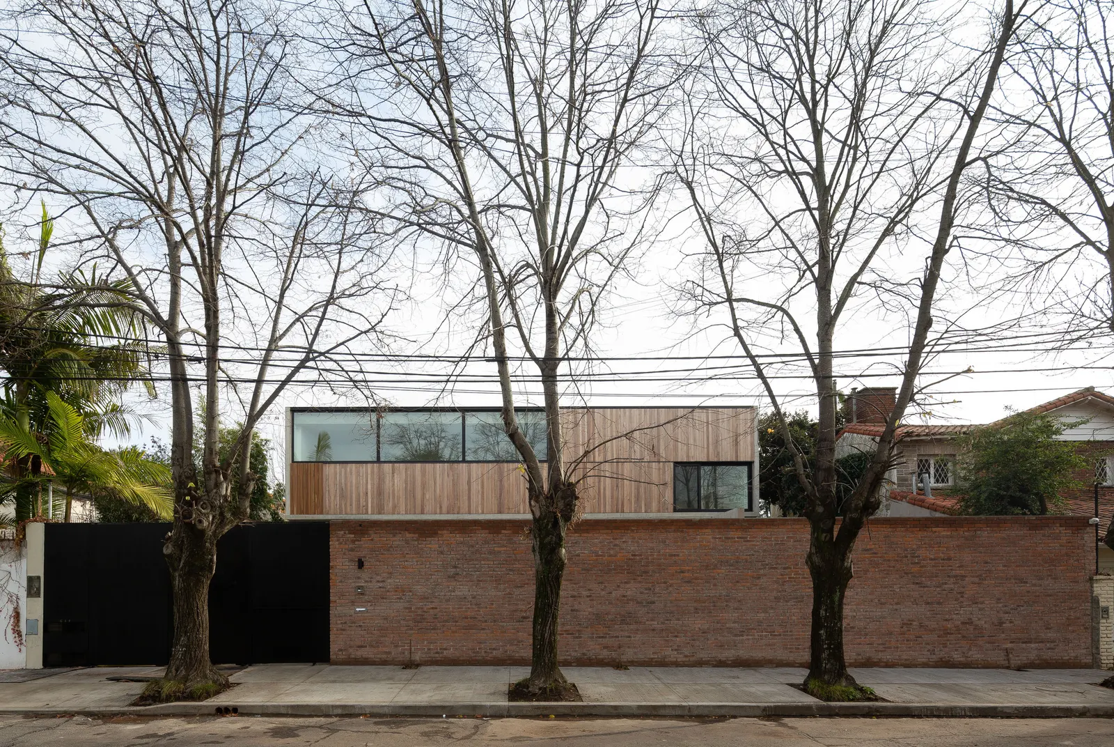 Casa Libertad / Clusellas Ades — дом, который отступает от границ участка