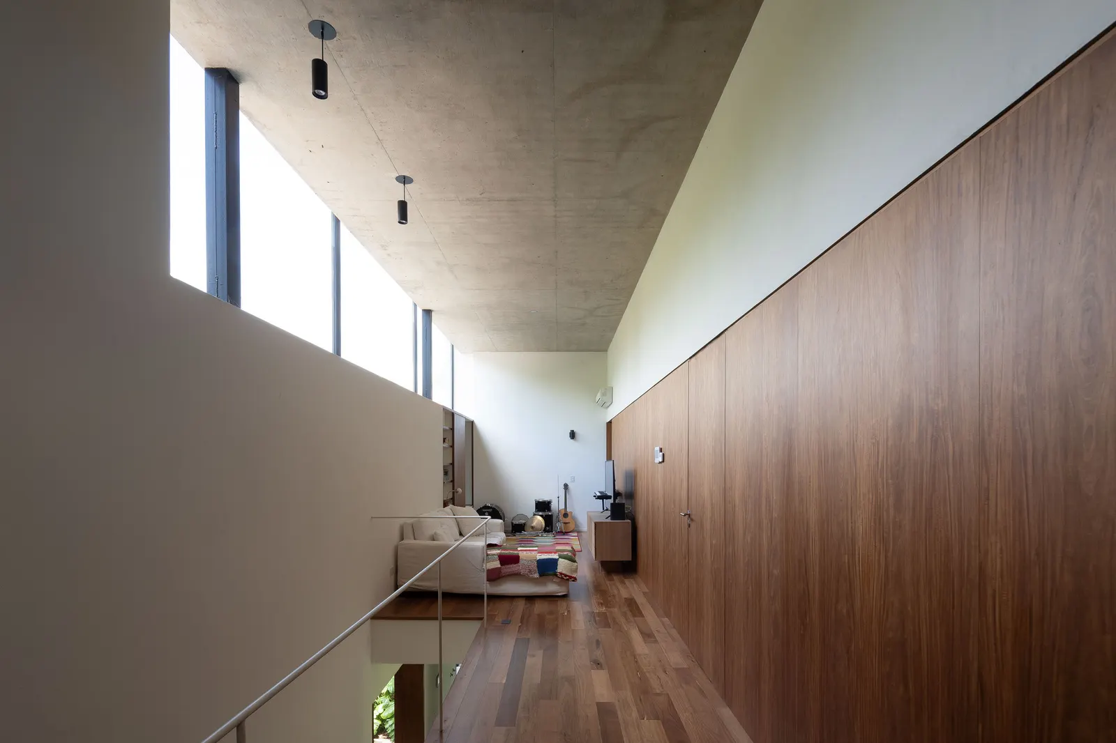 Casa Libertad / Clusellas Ades — дом, который отступает от границ участка