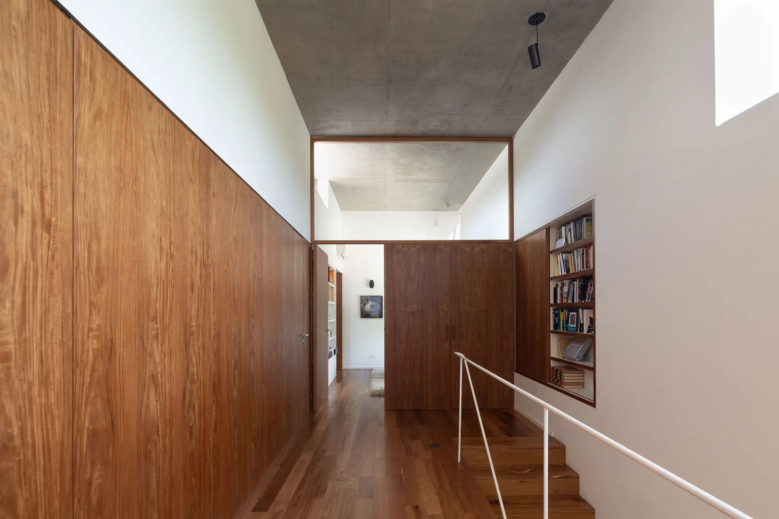 Casa Libertad / Clusellas Ades — дом, который отступает от границ участка