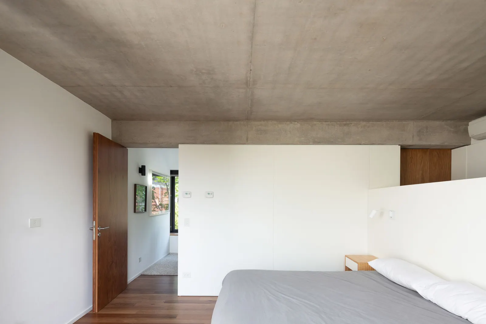 Casa Libertad / Clusellas Ades — дом, который отступает от границ участка