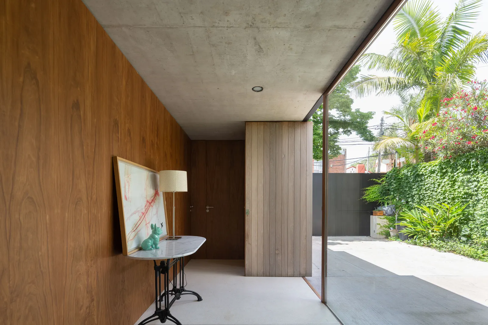 Casa Libertad / Clusellas Ades — дом, который отступает от границ участка