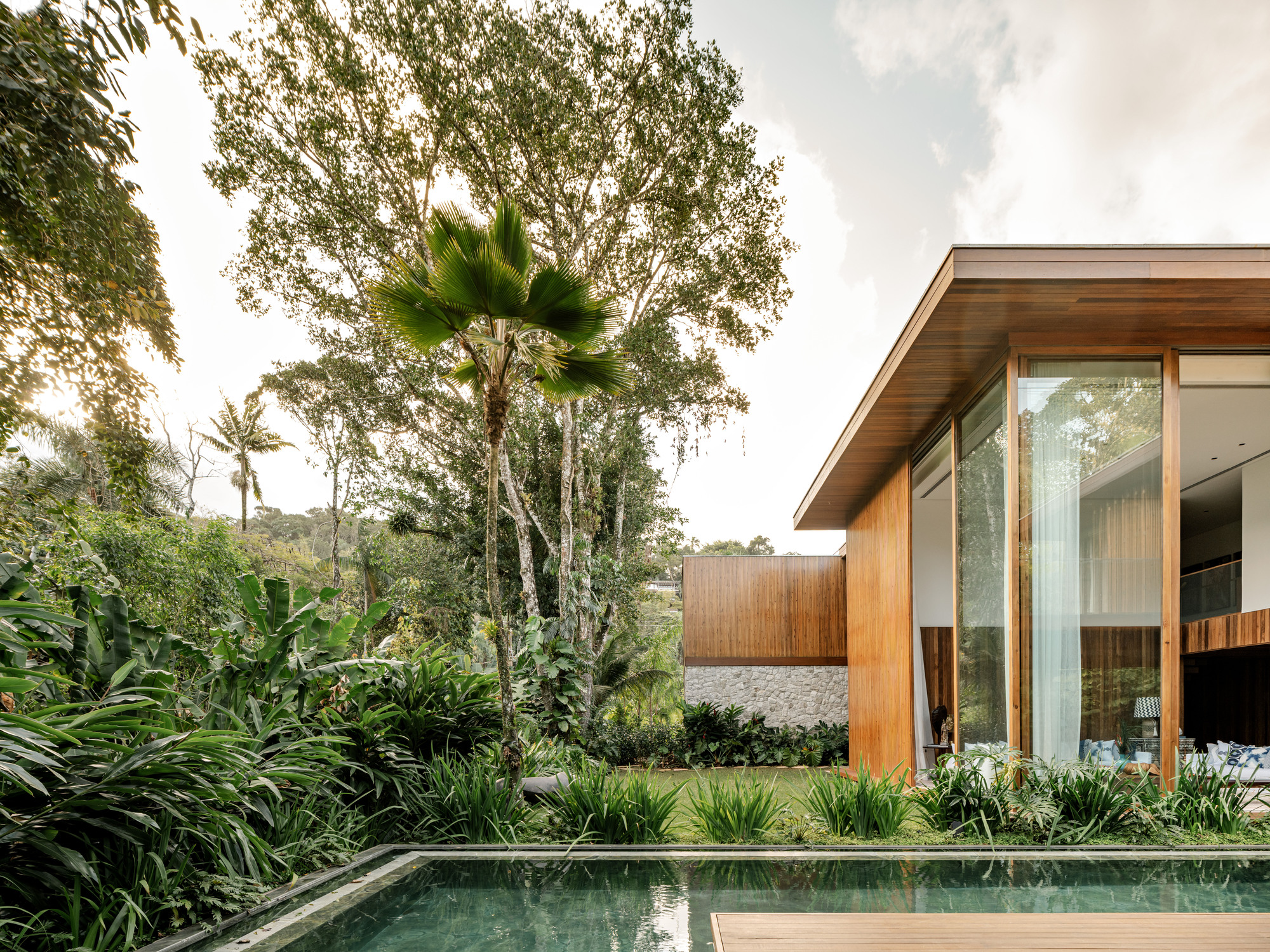 Дом у пляжа Ипоранага / DB Arquitetos