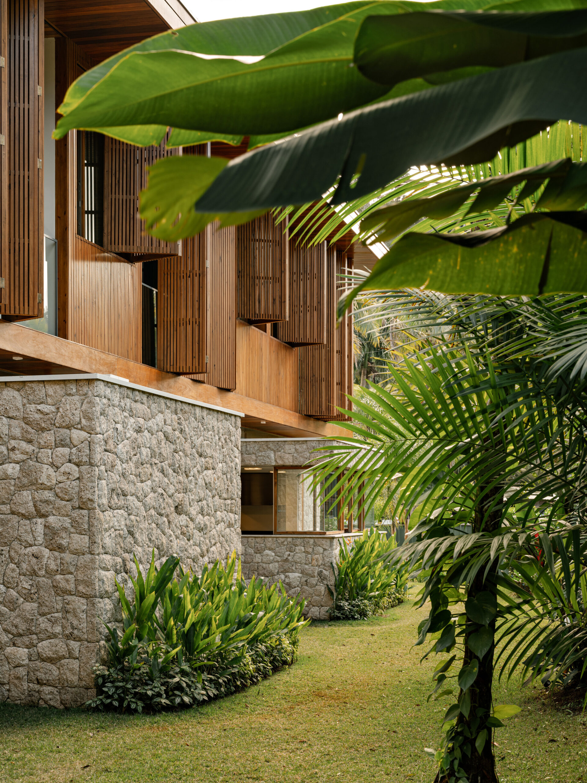 Дом у пляжа Ипоранага / DB Arquitetos