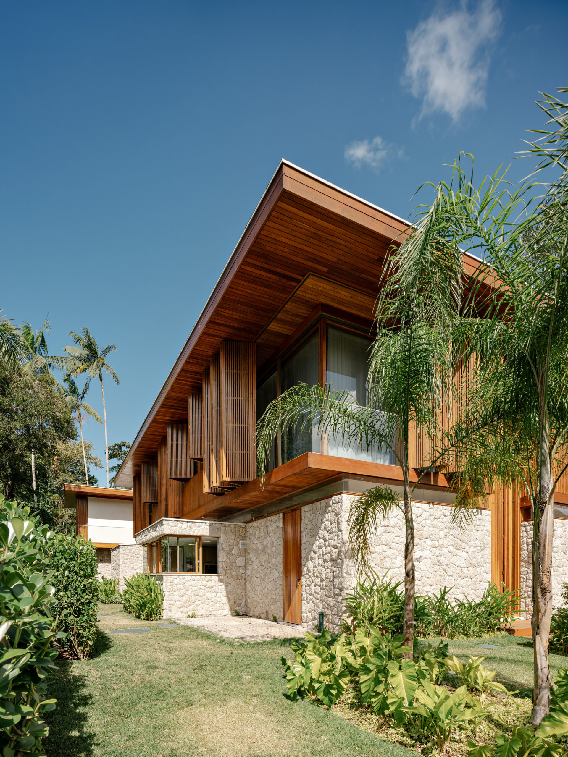 Дом у пляжа Ипоранага / DB Arquitetos