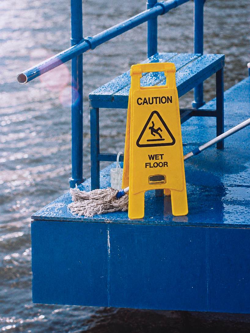 CAUTION WET FLOOR: шестичасовая перформативная работа Лары Луссхаймер на плавучей платформе в Берлине