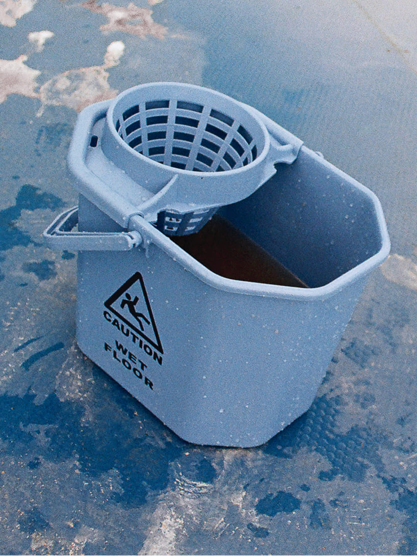 CAUTION WET FLOOR: шестичасовая перформативная работа Лары Луссхаймер на плавучей платформе в Берлине