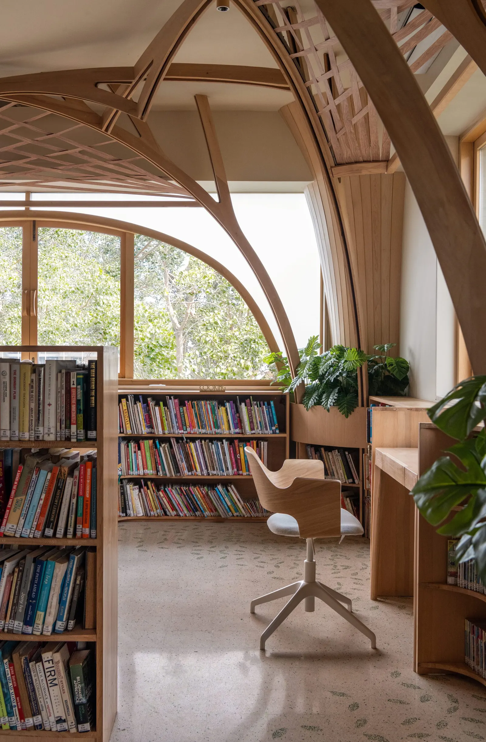 Forest of Knowledge Library / studio hinge — библиотека как «лес знаний» в Мумбаи