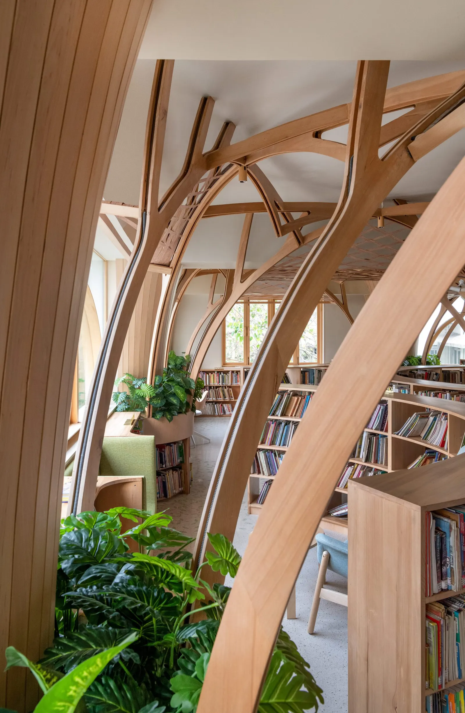 Forest of Knowledge Library / studio hinge — библиотека как «лес знаний» в Мумбаи