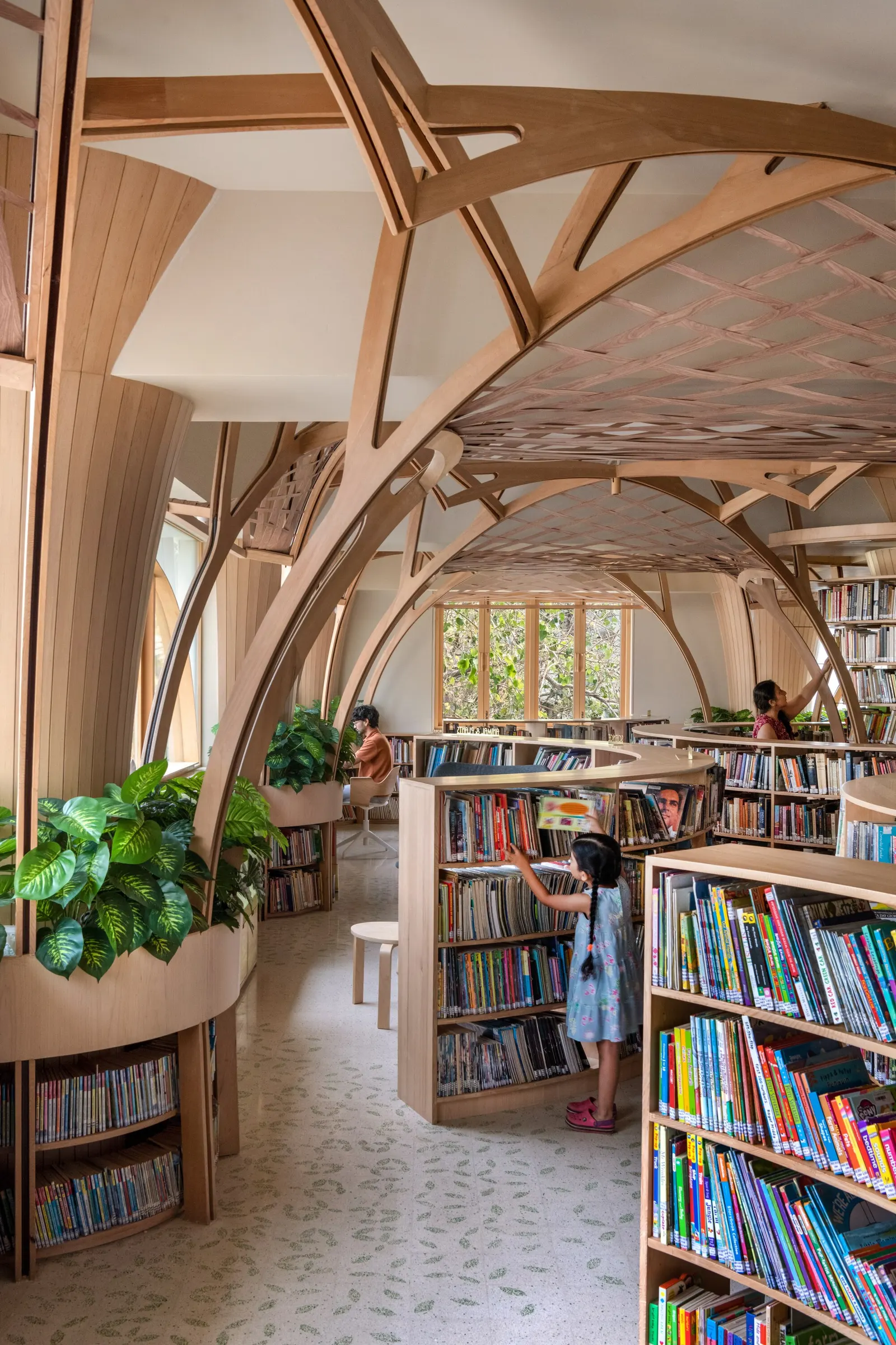 Forest of Knowledge Library / studio hinge — библиотека как «лес знаний» в Мумбаи