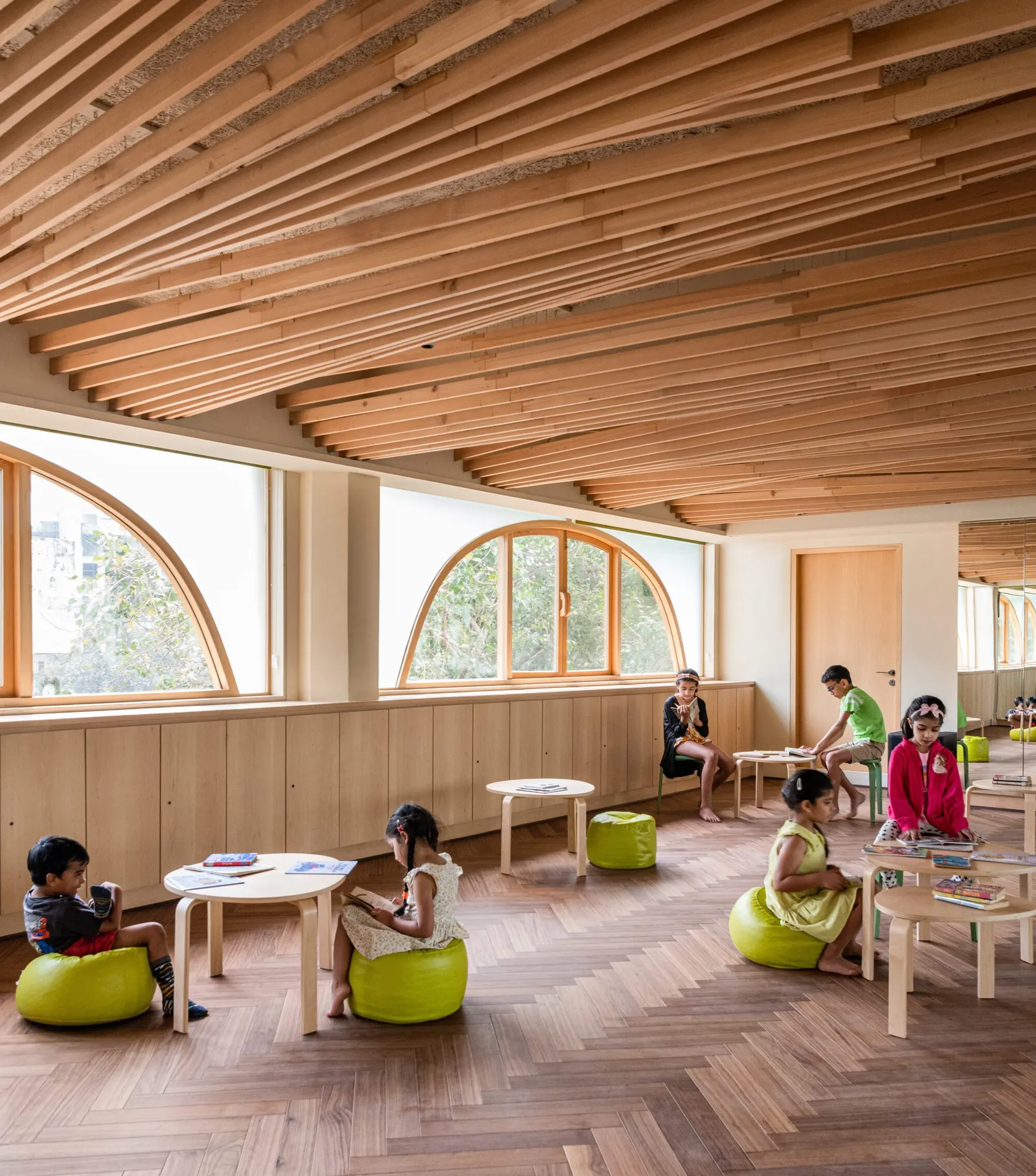 Forest of Knowledge Library / studio hinge — библиотека как «лес знаний» в Мумбаи