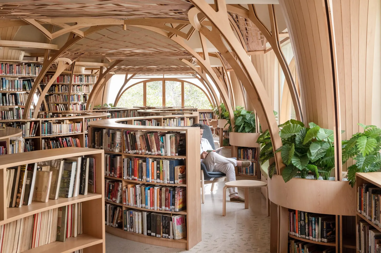Forest of Knowledge Library / studio hinge — библиотека как «лес знаний» в Мумбаи