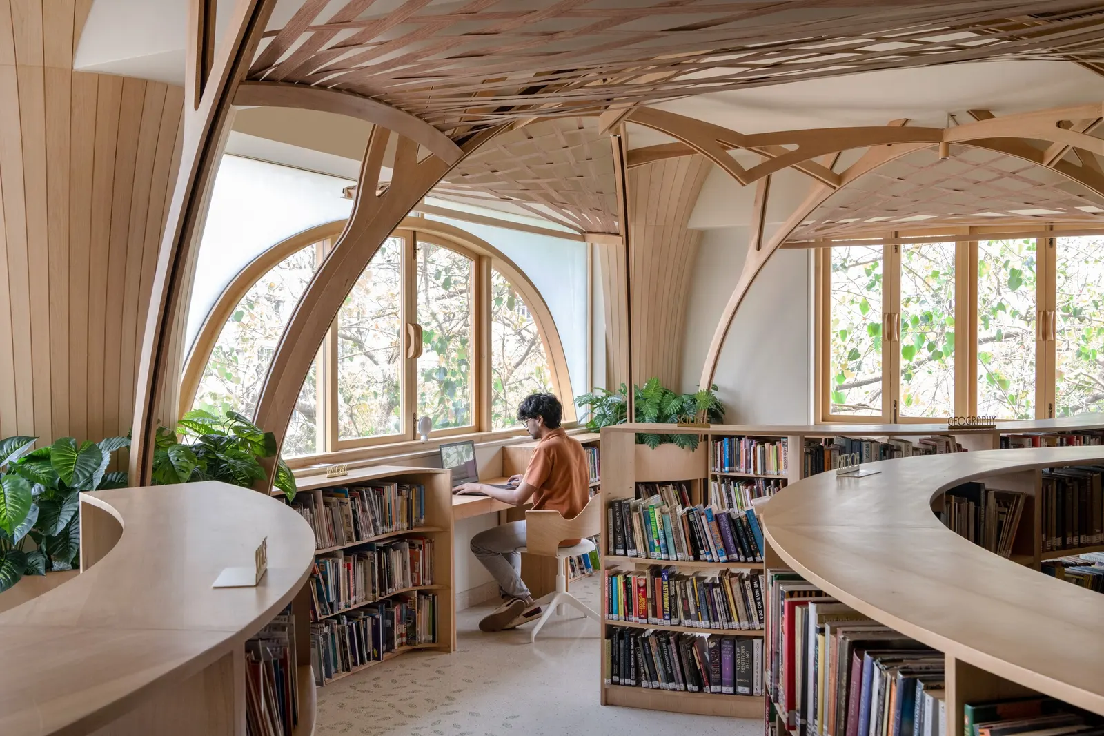 Forest of Knowledge Library / studio hinge — библиотека как «лес знаний» в Мумбаи