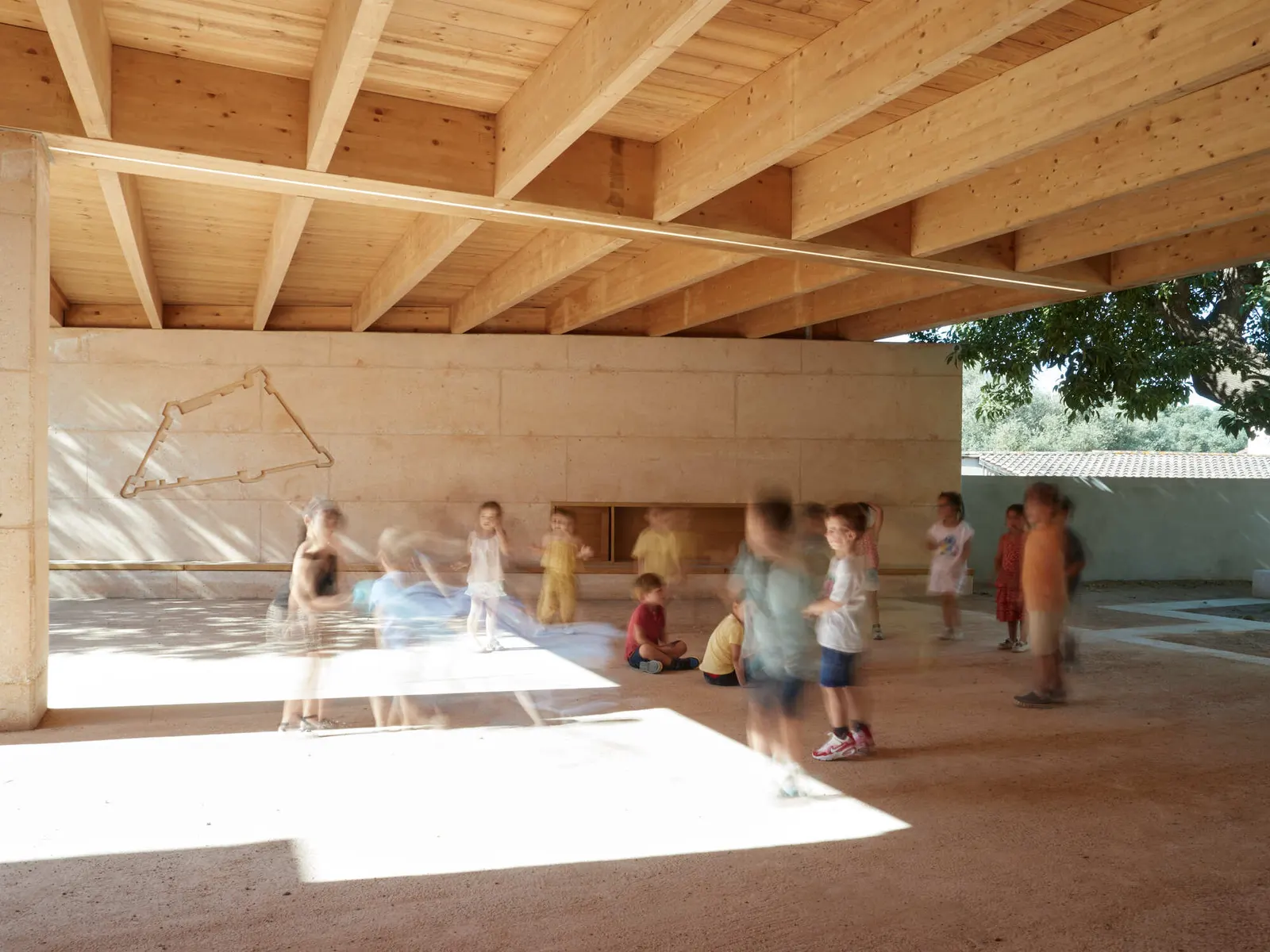 Крытая игровая площадка школы Jean Santini в Порто-Веккьо, Корсика / CGZ Architecture