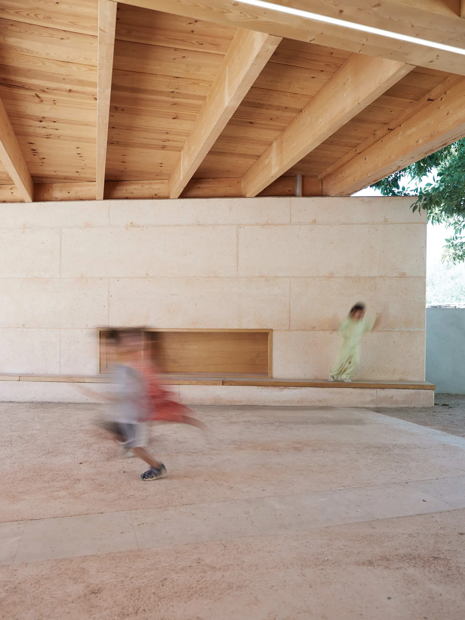 Крытая игровая площадка школы Jean Santini в Порто-Веккьо, Корсика / CGZ Architecture