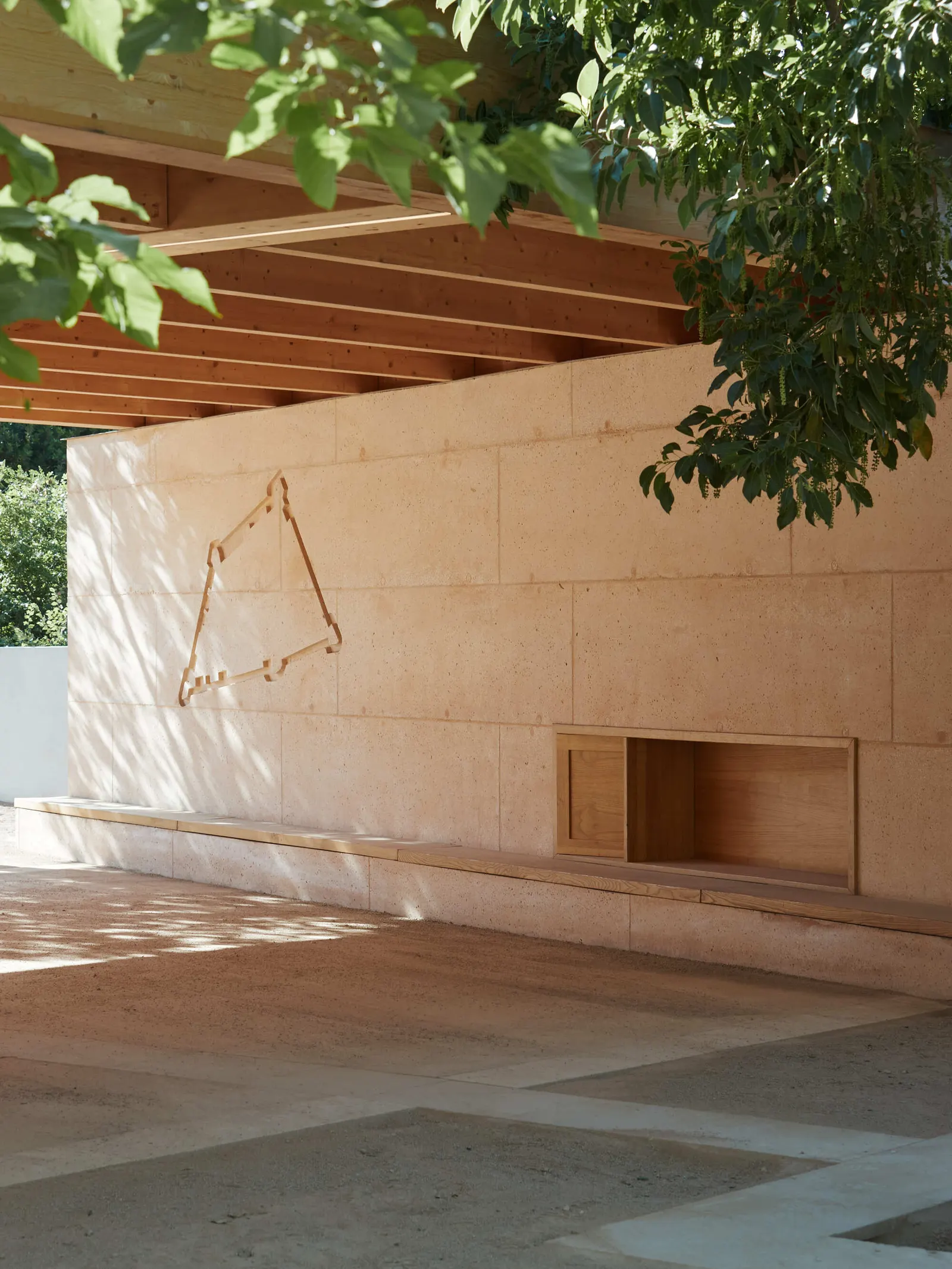 Крытая игровая площадка школы Jean Santini в Порто-Веккьо, Корсика / CGZ Architecture