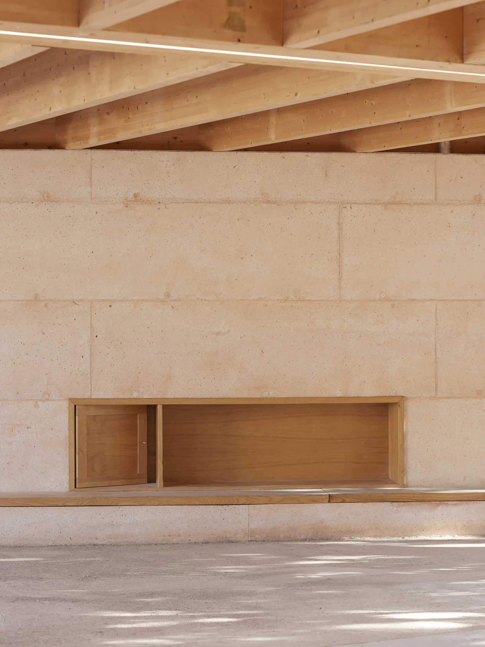 Крытая игровая площадка школы Jean Santini в Порто-Веккьо, Корсика / CGZ Architecture