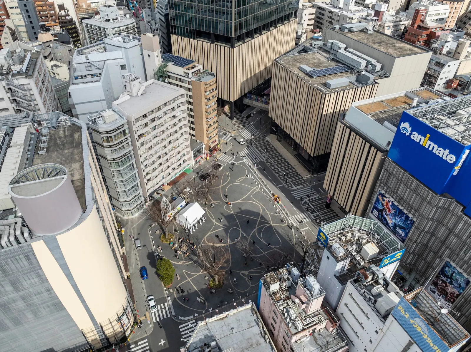 Clerestory Garden at Naka-Ikebukuro Park: mixed-use дом у обновлённого парка в Токио