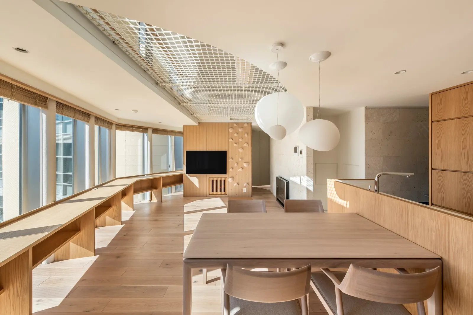 Clerestory Garden at Naka-Ikebukuro Park: mixed-use дом у обновлённого парка в Токио