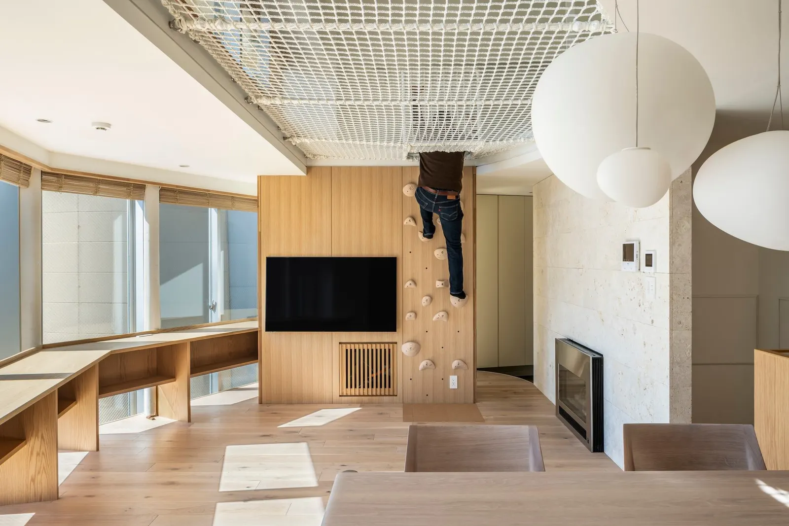 Clerestory Garden at Naka-Ikebukuro Park: mixed-use дом у обновлённого парка в Токио