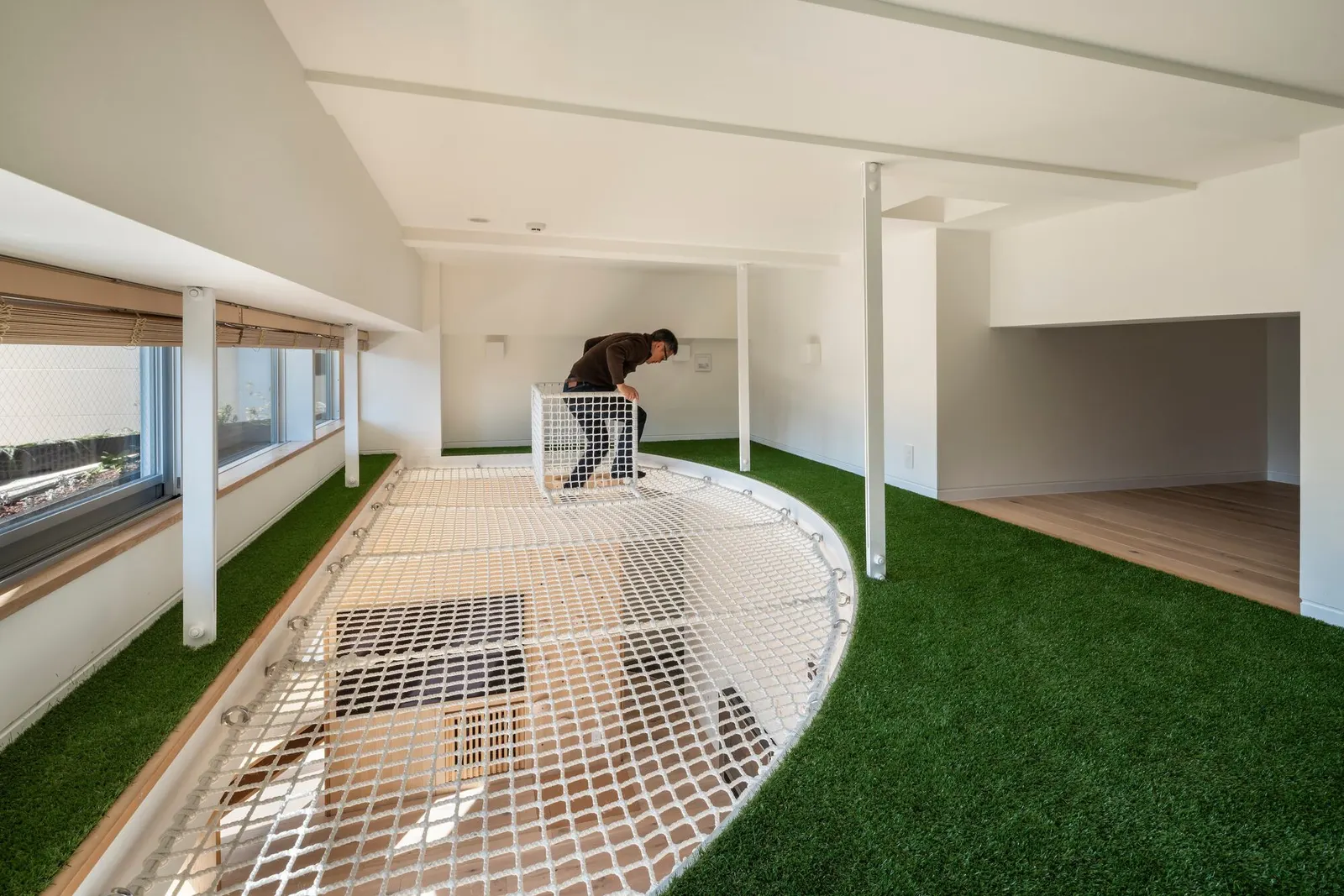 Clerestory Garden at Naka-Ikebukuro Park: mixed-use дом у обновлённого парка в Токио