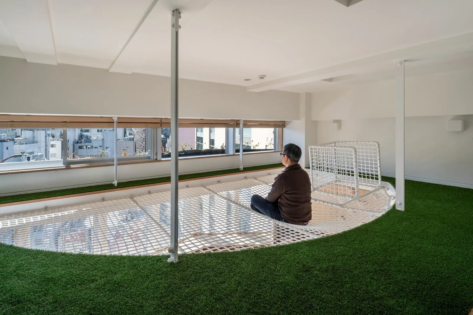 Clerestory Garden at Naka-Ikebukuro Park: mixed-use дом у обновлённого парка в Токио