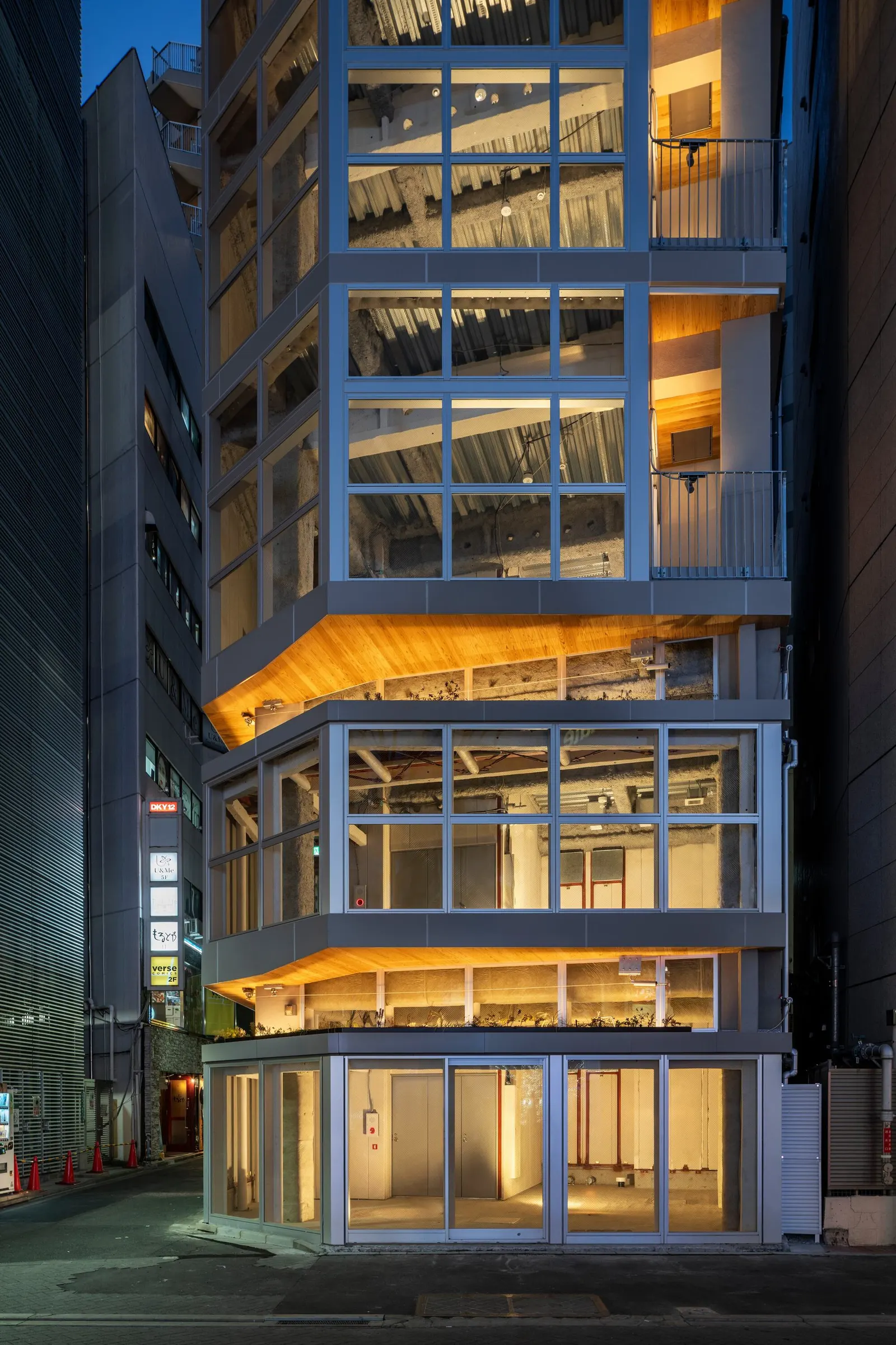 Clerestory Garden at Naka-Ikebukuro Park: mixed-use дом у обновлённого парка в Токио
