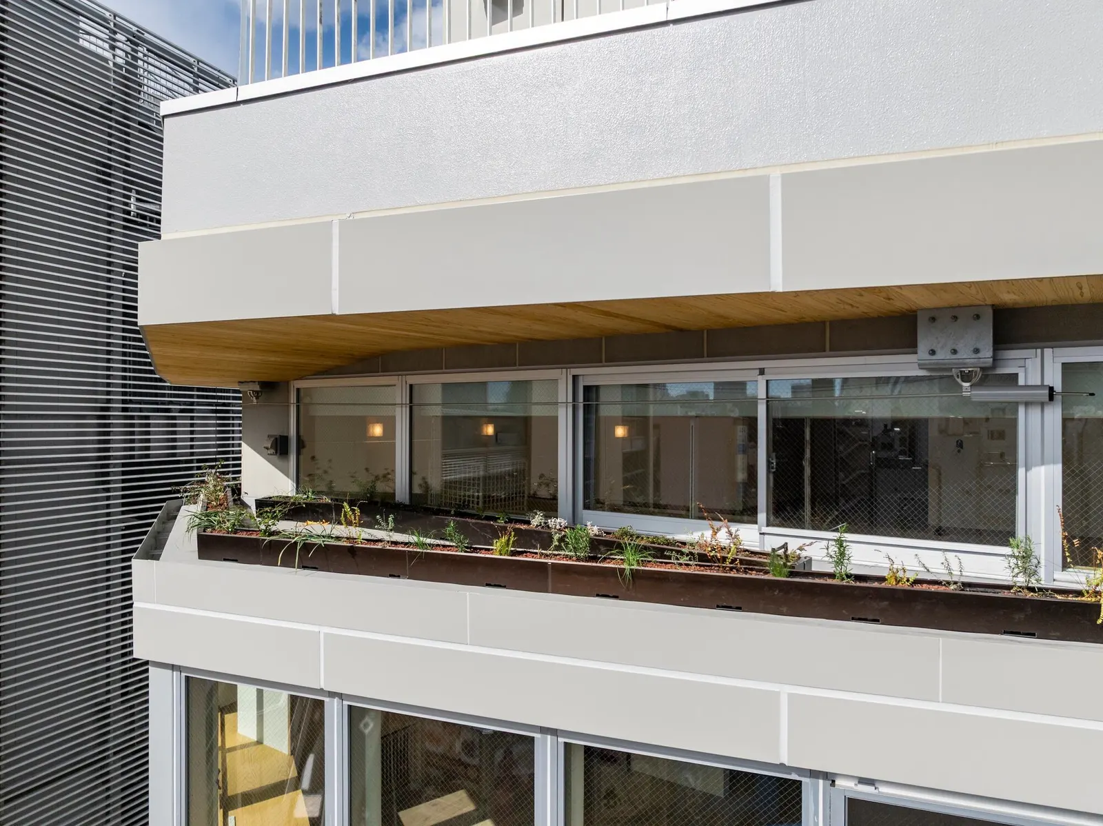 Clerestory Garden at Naka-Ikebukuro Park: mixed-use дом у обновлённого парка в Токио