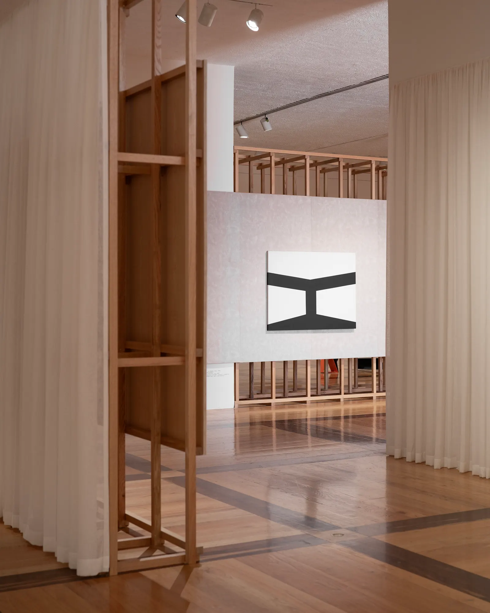 Музейная экспозиция Constelaciones y derivas в MARCO, спроектированная Max von Werz Arquitectos и Maurici Mesta Arquitectos