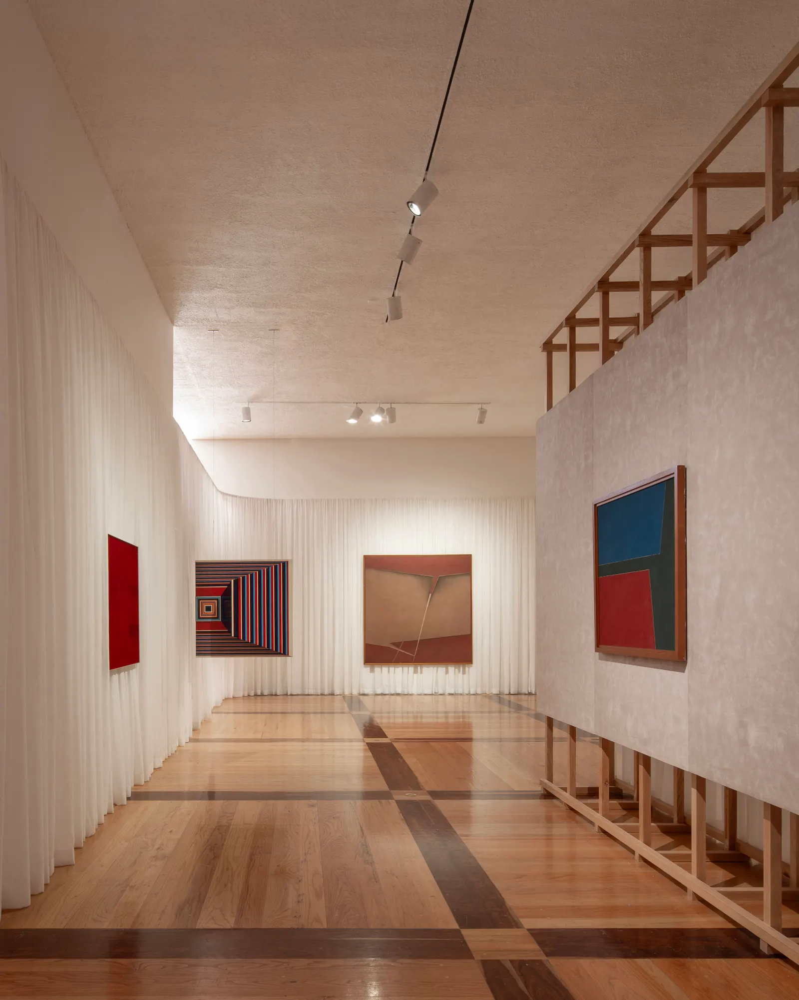 Музейная экспозиция Constelaciones y derivas в MARCO, спроектированная Max von Werz Arquitectos и Maurici Mesta Arquitectos