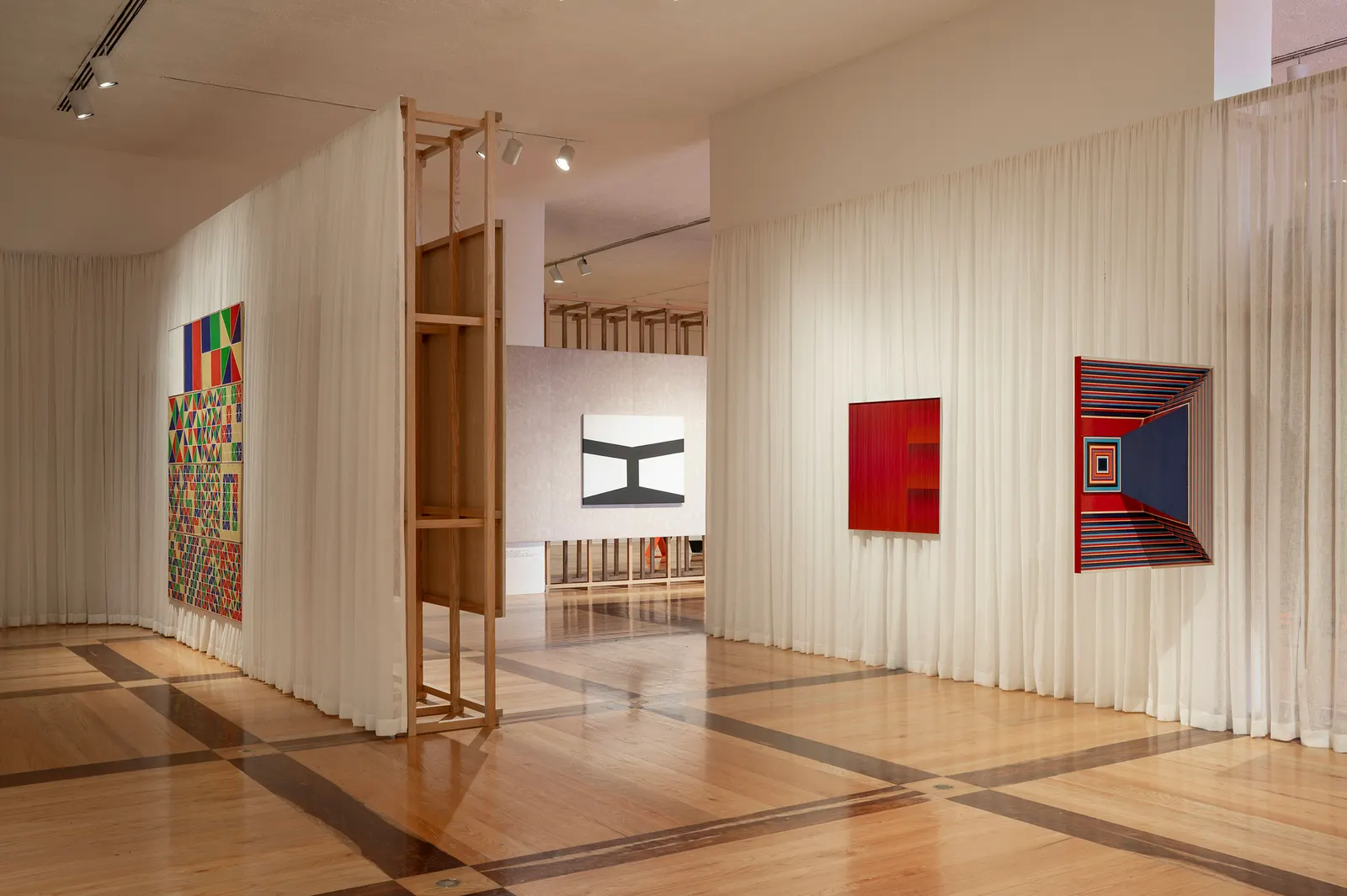 Музейная экспозиция Constelaciones y derivas в MARCO, спроектированная Max von Werz Arquitectos и Maurici Mesta Arquitectos