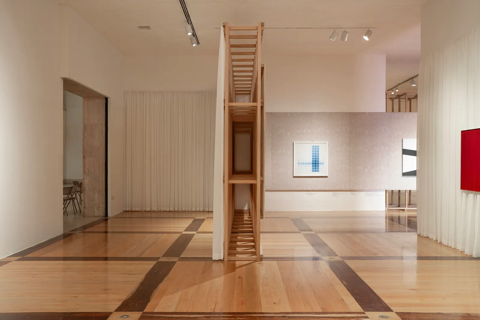 Музейная экспозиция Constelaciones y derivas в MARCO, спроектированная Max von Werz Arquitectos и Maurici Mesta Arquitectos