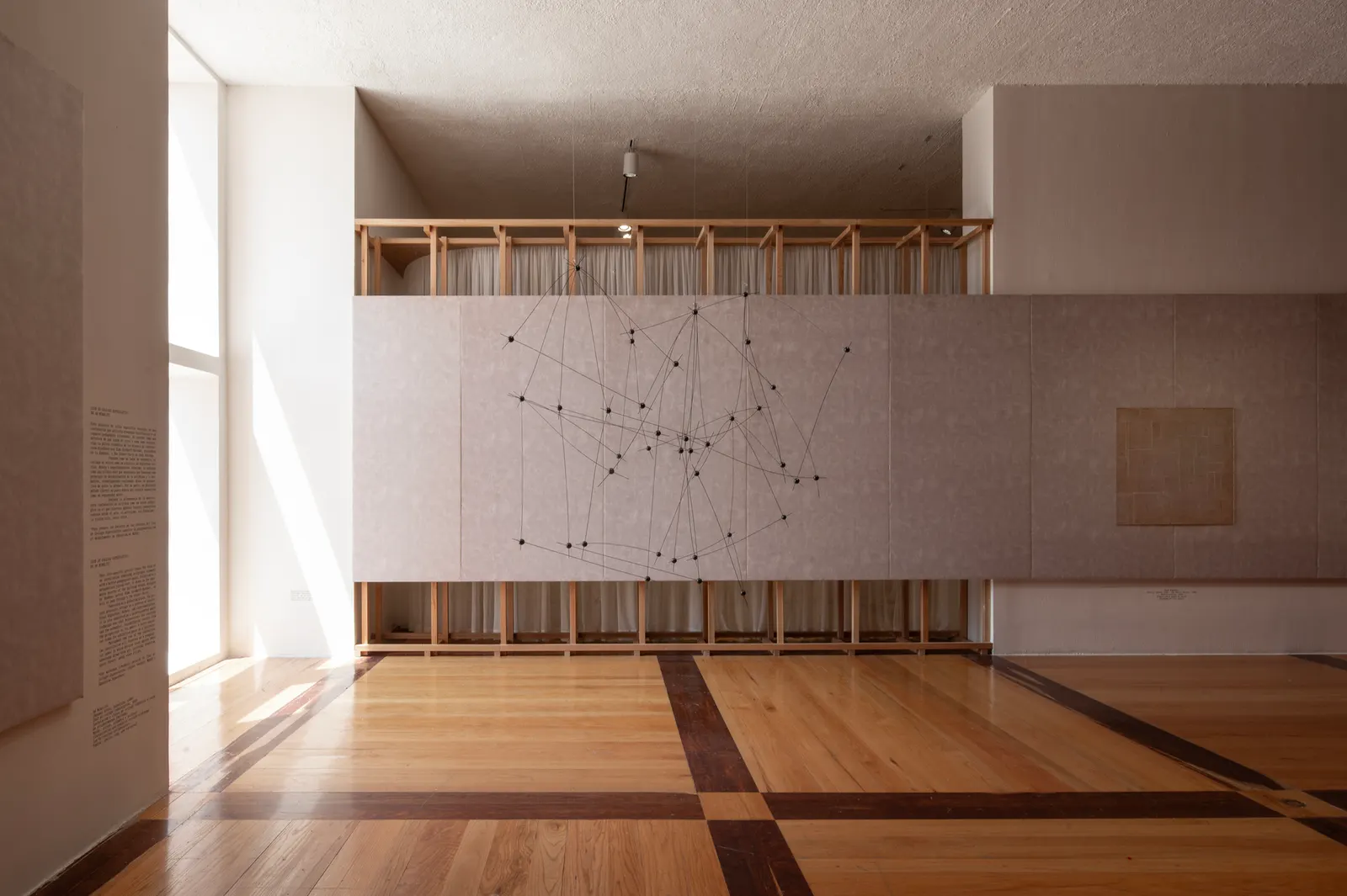 Музейная экспозиция Constelaciones y derivas в MARCO, спроектированная Max von Werz Arquitectos и Maurici Mesta Arquitectos