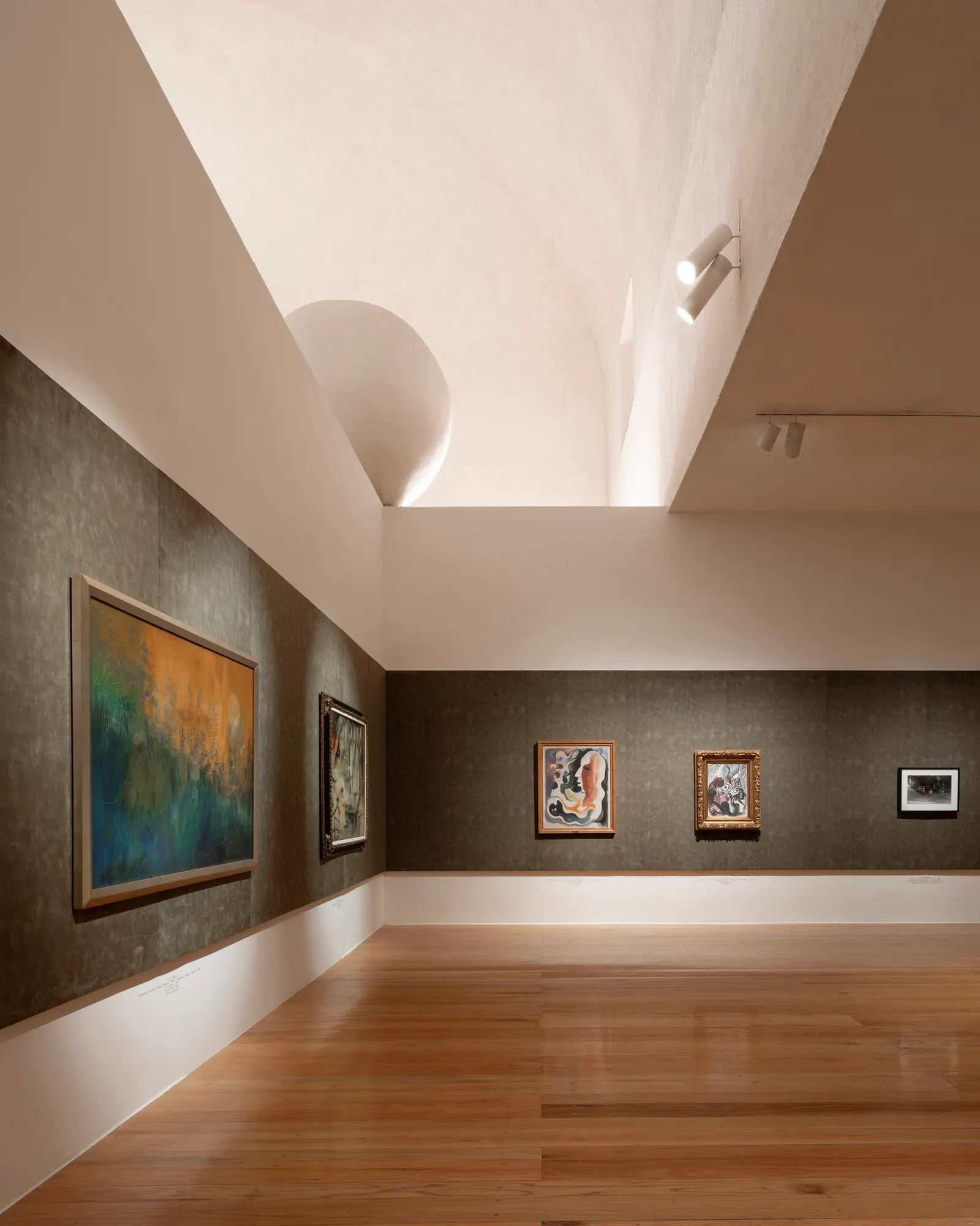 Музейная экспозиция Constelaciones y derivas в MARCO, спроектированная Max von Werz Arquitectos и Maurici Mesta Arquitectos