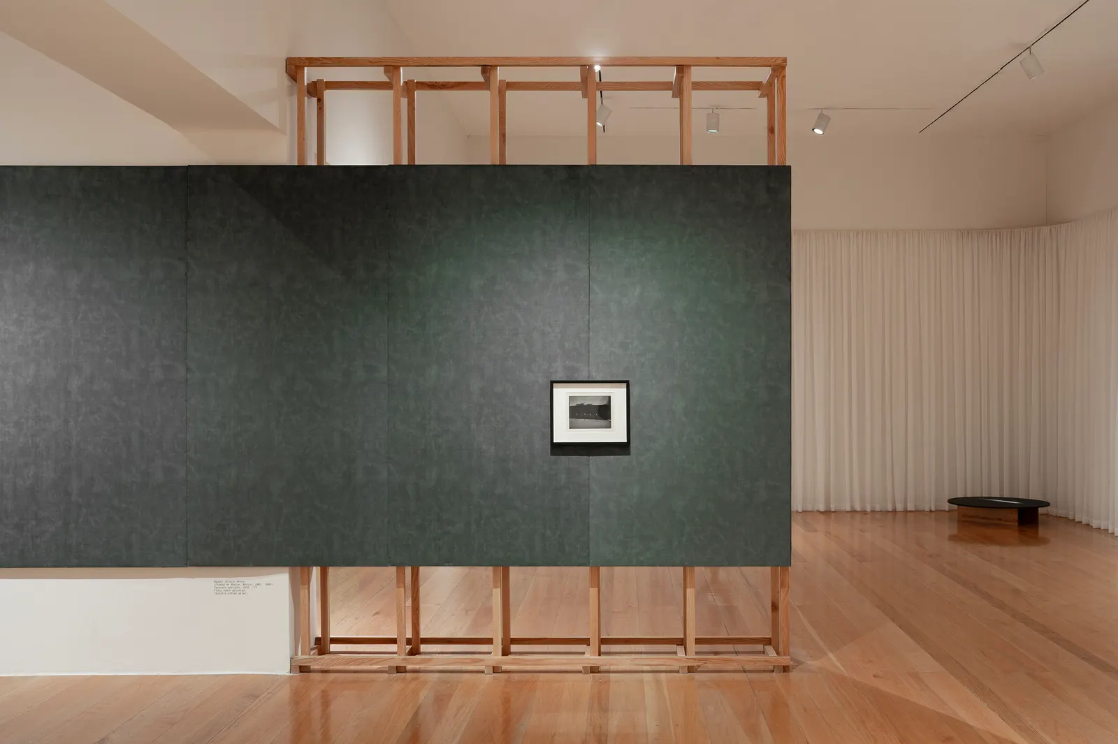 Музейная экспозиция Constelaciones y derivas в MARCO, спроектированная Max von Werz Arquitectos и Maurici Mesta Arquitectos