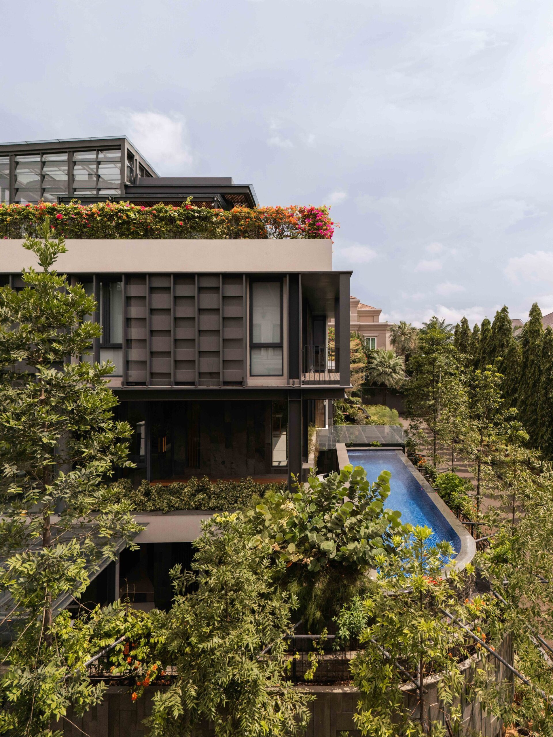 Beyond The Courtyard House / RCAB Studio