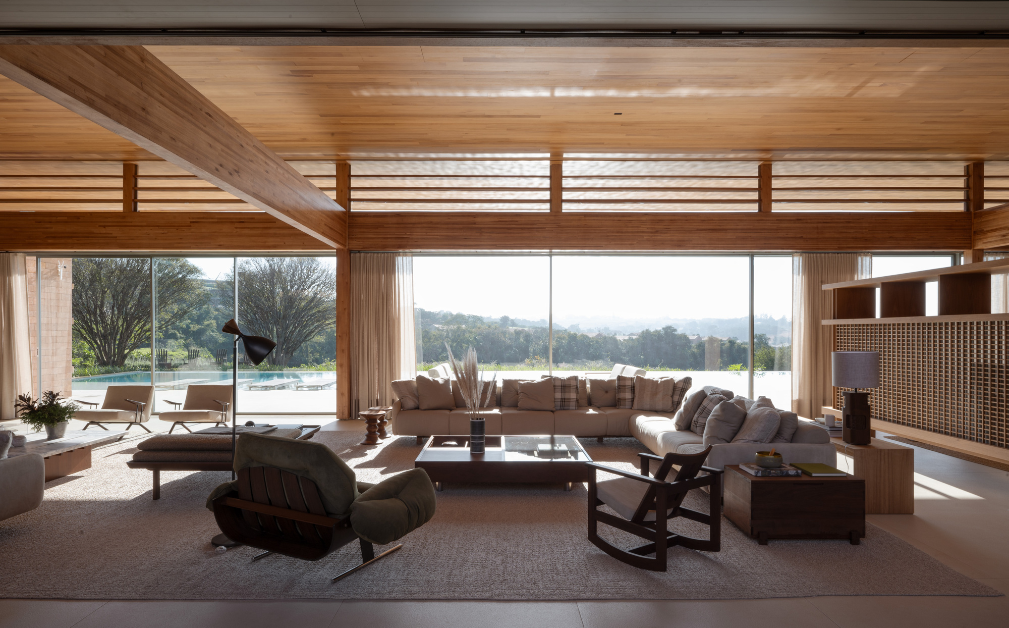 CR Residence / Lucas Takaoka: дом в долине рядом с Сан-Паулу, где интерьер делит социальную зону на отдельные сценарии
