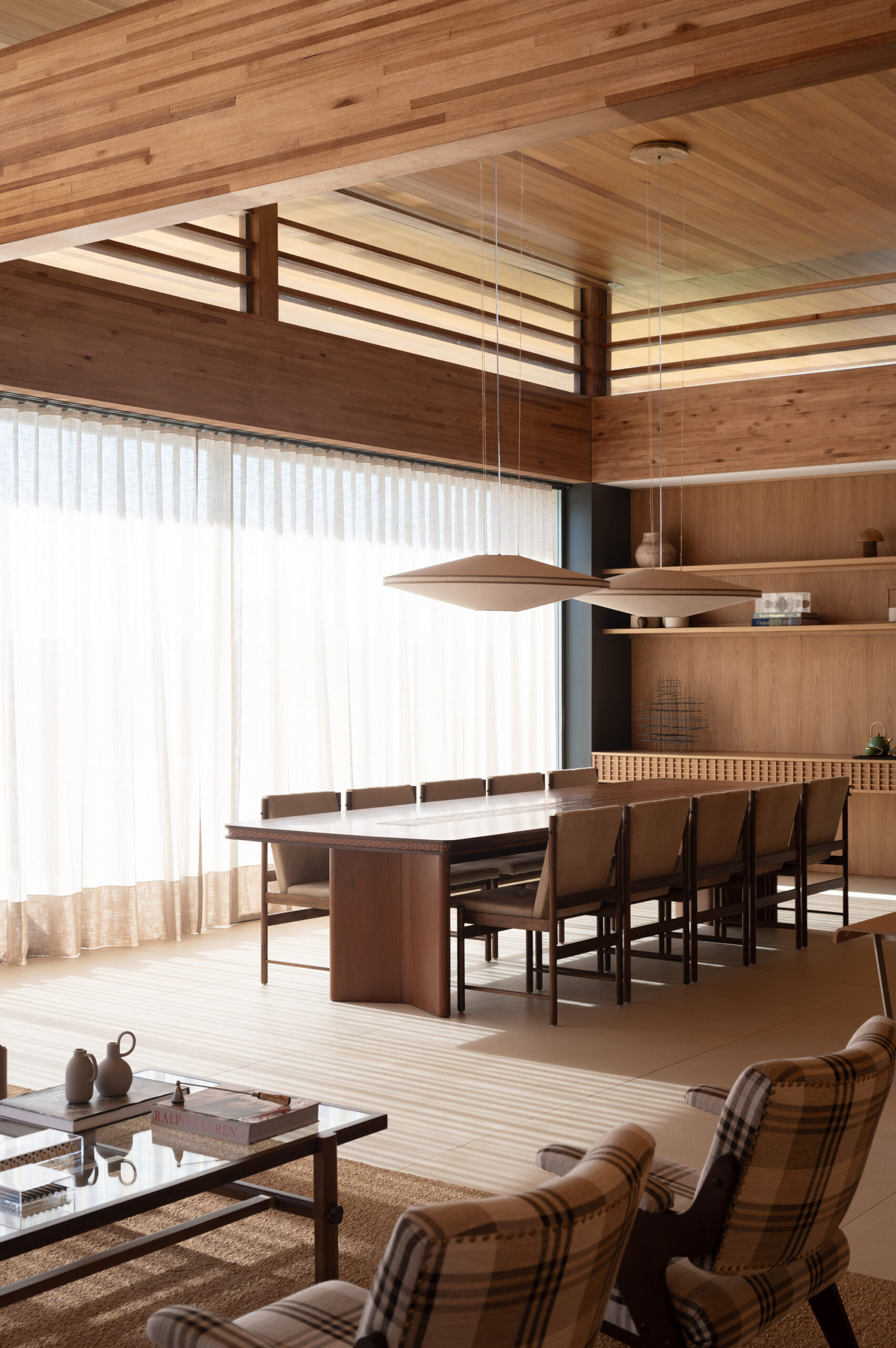 CR Residence / Lucas Takaoka: дом в долине рядом с Сан-Паулу, где интерьер делит социальную зону на отдельные сценарии