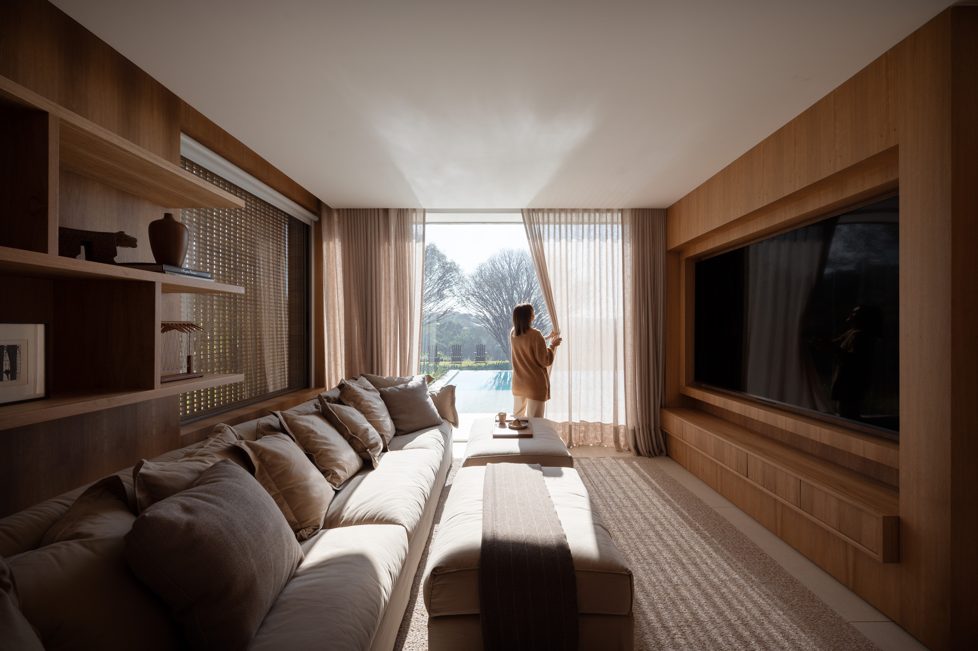 CR Residence / Lucas Takaoka: дом в долине рядом с Сан-Паулу, где интерьер делит социальную зону на отдельные сценарии