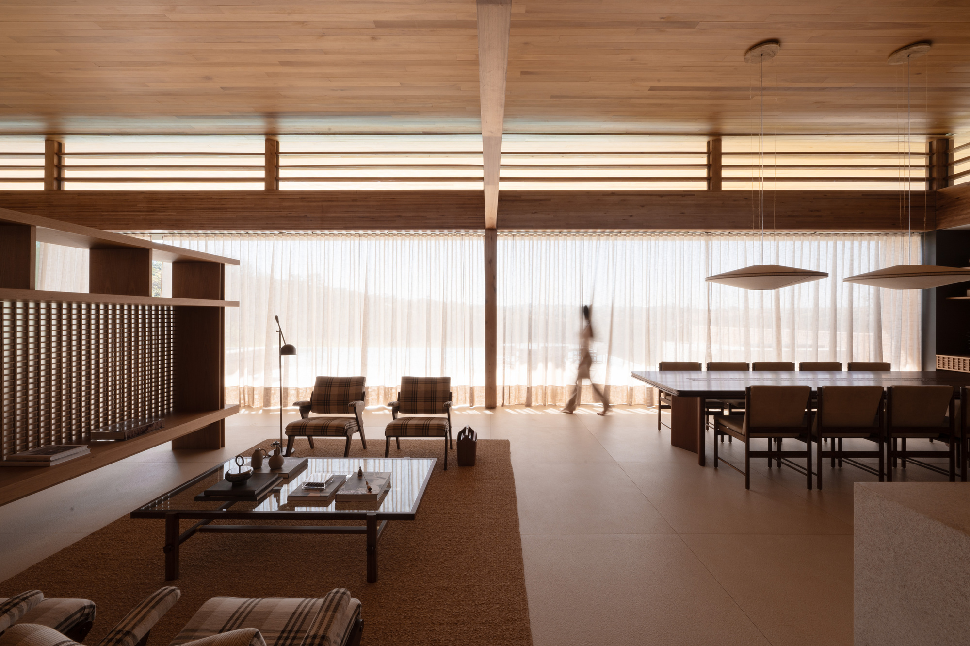 CR Residence / Lucas Takaoka: дом в долине рядом с Сан-Паулу, где интерьер делит социальную зону на отдельные сценарии