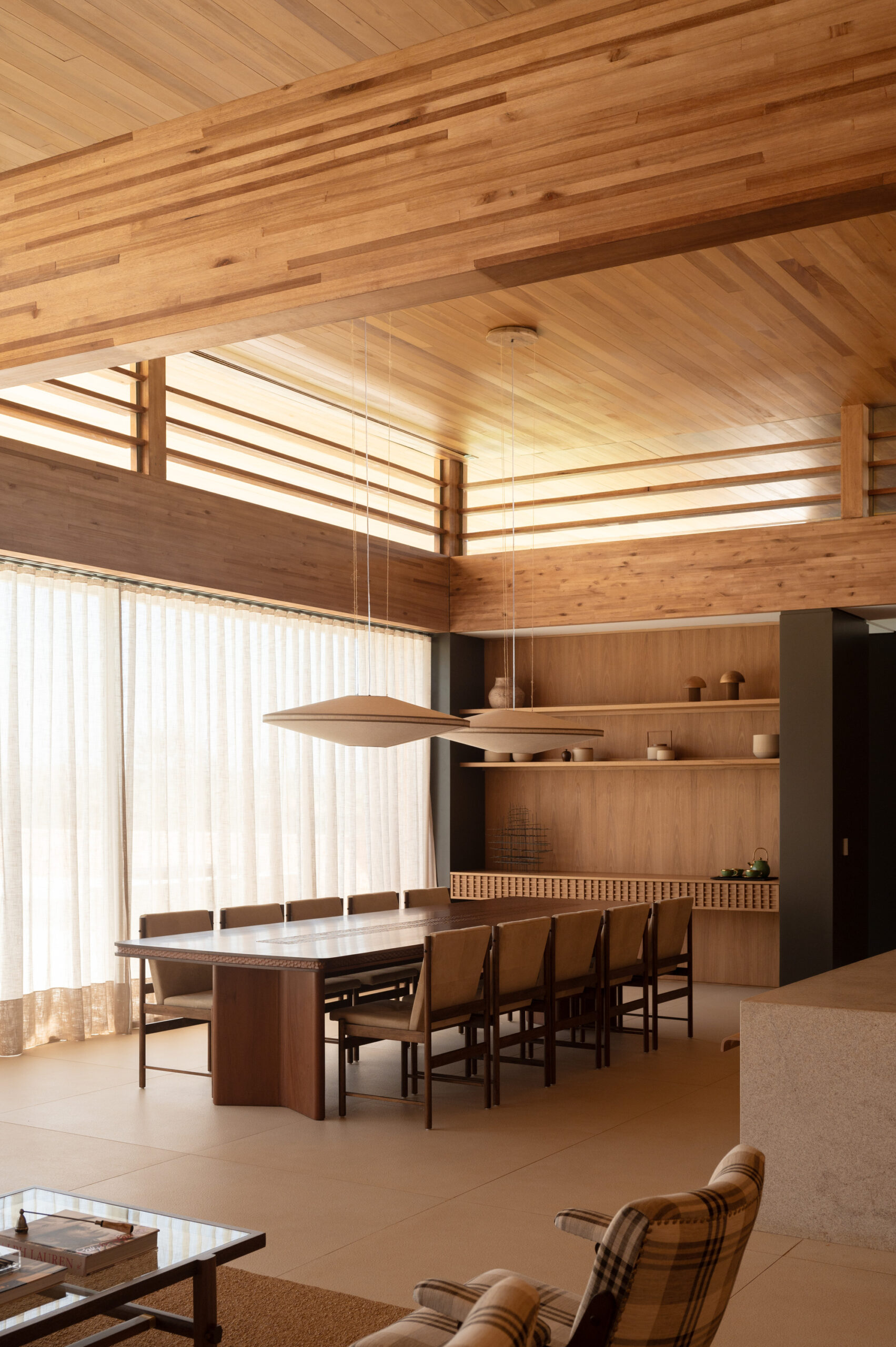 CR Residence / Lucas Takaoka: дом в долине рядом с Сан-Паулу, где интерьер делит социальную зону на отдельные сценарии