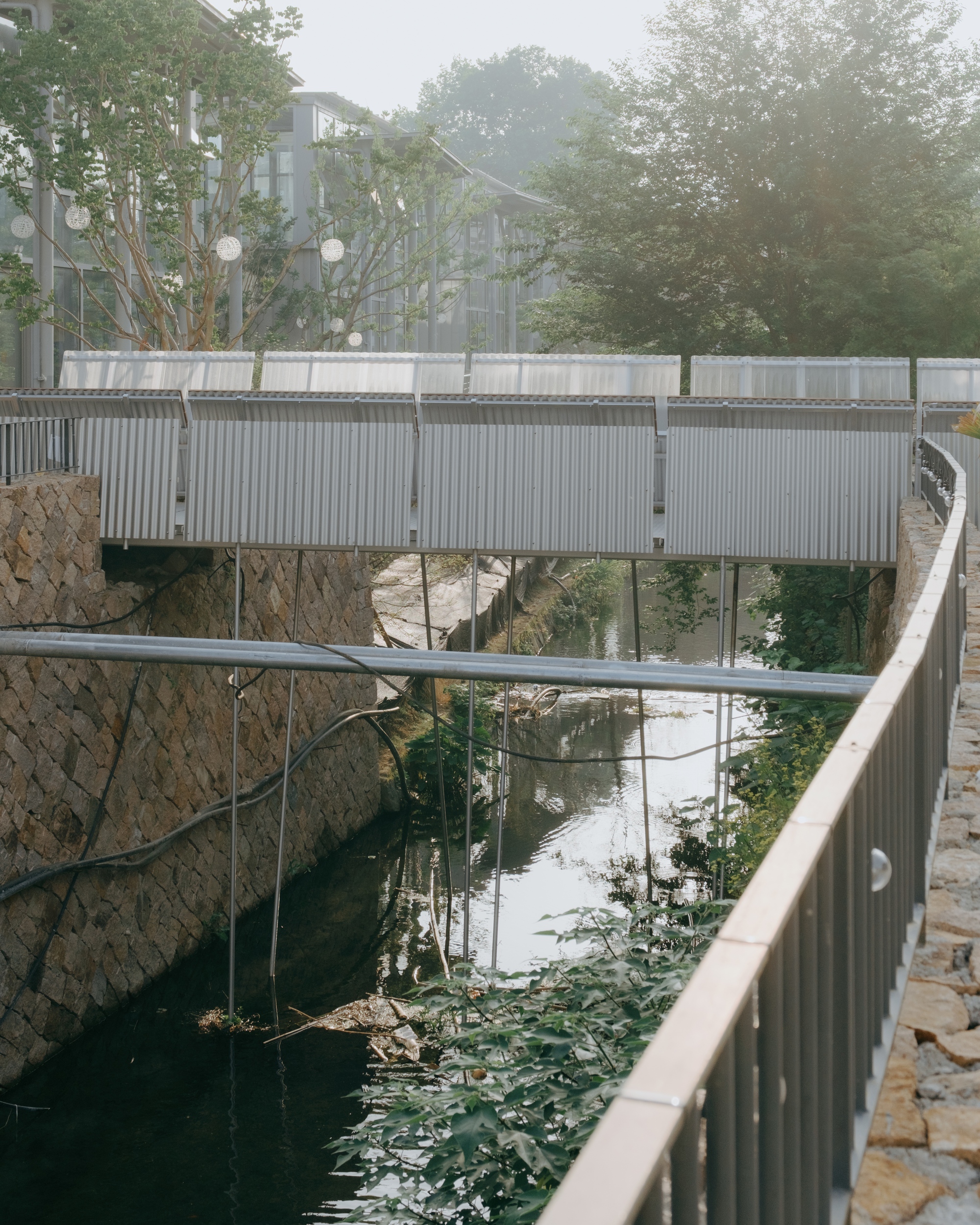 Easel Bridge / XBTW OFFICE