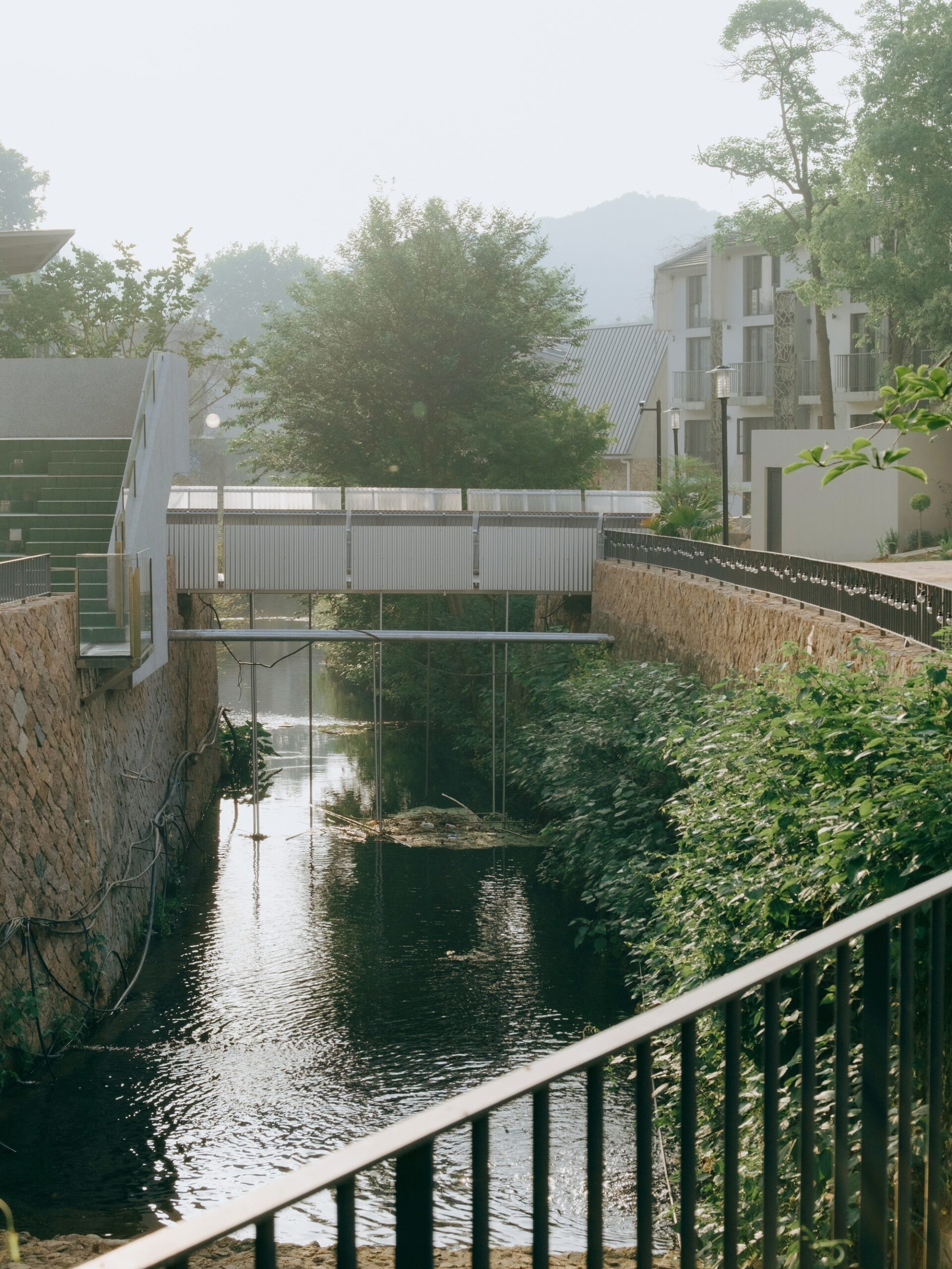 Easel Bridge / XBTW OFFICE