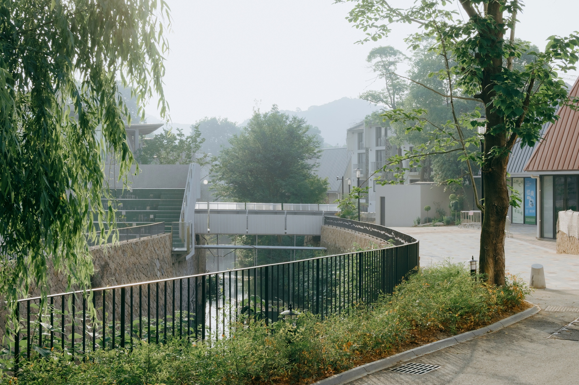 Easel Bridge / XBTW OFFICE